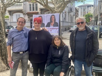 Mario Mata, al costat de Txell Teruel, Montse Rollán i Carles Martín, al passeig Joan Brudieu de la Seu