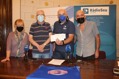Lliurament del xec solidari de 'Carretera i Manta' (Foto: Ajuntament de la Seu)