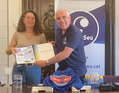 Ignasi Cervera lliura a Maite Martínez, en representació de Jordi Ubach, el val del viatge que ha sortejat 'Carretera i Manta', ofert per CadíTours (Foto: Adrià Rubio)