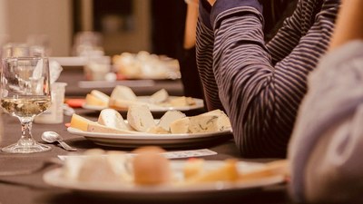 Tast de formatges artesans a la Fira de Sant Ermengol