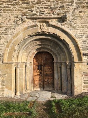 Portalada restaurada de l'església de Santa Eugènia de Saga, al municipi de Ger (Foto: CRBMC)