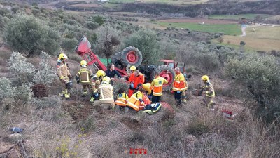 Accident d'un tractor a Organyà (Foto: Bombers)