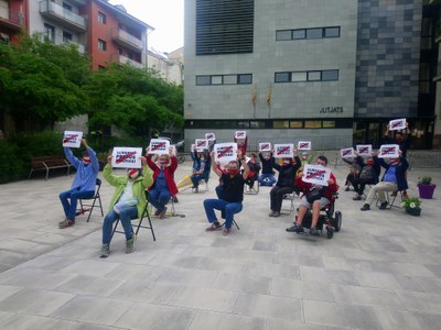 Asseguda davant els Jutjats de la Seu