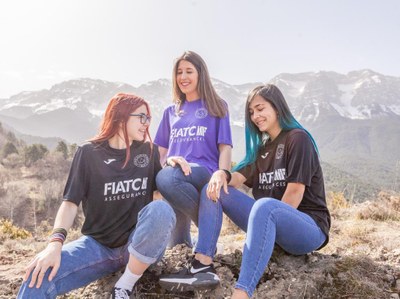 Les jugadores del Futbol Club Pirineus, amb les noves samarretes patrocinades per FIATC (Foto: @tucutunfotografia)