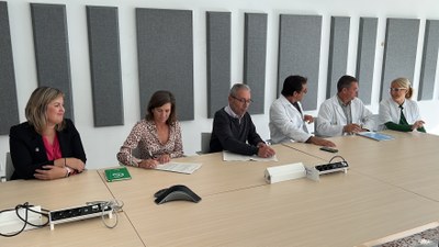 Signatura de l'acord de col·laboració entre l'Hospital de Cerdanya i l'Associació contra el Càncer de Girona (Foto: ACN)