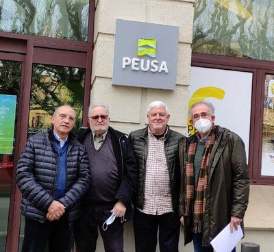 Jubilats de CCOO a l'Alt Urgell davant l'edifici de PEUSA (Foto: CCOO)