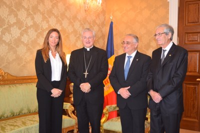 L'arquebisbe d'Urgell, Joan-Enric Vives, amb representants del ministeri de Salut del govern d'Andorra i de Benito Menni CASM al Palau Episcopal de la Seu d'Urgell, després de la signatura d'un acord pel desenvolupament de serveis de salut menta (Foto: Bi