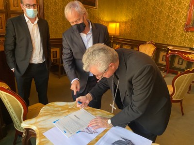 Signatura d'un acord de donació de la Fundació la Caixa per a la residència del Seminari de la Seu (Foto: Bisbat d'Urgell)
