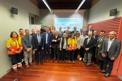 Acte de signatura de l'acord perquè el SEM i el SAMU puguin creuar la frontera (Foto: Departament de Salut)
