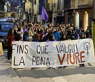 Manifestació pel 8-M, al carrer Major de la Seu