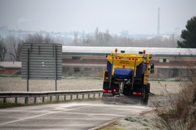 Una màquina llevaneu escampa sal en una carretera de la Diputació de Lleida (Foto: ACN)