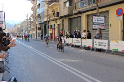Els participants a l'edició 100 de la Volta a Catalunya, a l'esprint intermedi de l'avinguda Salòria de la Seu d'Urgell