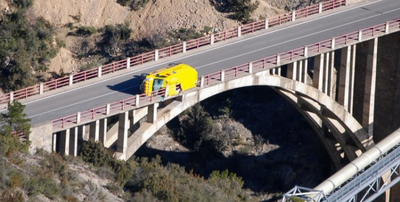 Vehicle tombat per un cop de vent al pont de la C-14 a Peramola (Foto: El Periòdic)