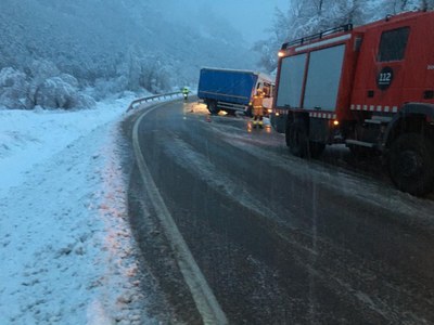 Accident a la C-14 (Foto: Bombers de Coll de Nargó)