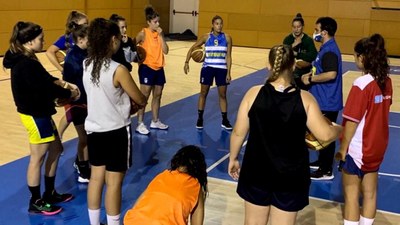 Entrenament d'un dels equips femenins del Sedis (Foto: Sedis Bàsquet)
