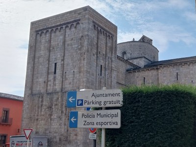 Senyals informatius actuals a la plaça dels Oms, al centre de la Seu d'Urgell