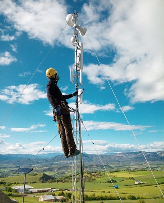 Un tècnic instal·lant un repetidor d'internet al Pallars Jussà (Foto: Wicat / ACN)
