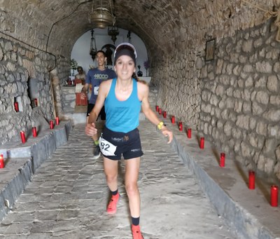Lídia Puyals, a la meta de l'Arruix de Santa Fe a dins l'ermita (Foto: J.M. Boix)