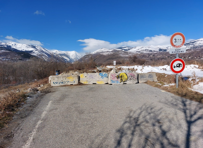 Blocs de formigó instal·lats per l'Estat francès per impedir el pas pel camí de la Vinyola, al límit entre l'Alta i la Baixa Cerdanya (Foto: ERC Alt Pirineu / arxiu)