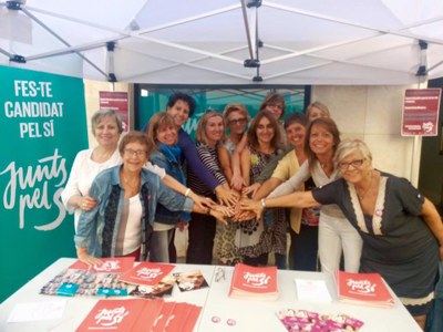 Campanya 'Juntes pel Sí' al mercat de la Seu 