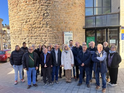 Alcaldes, presidents comarcals i regidors que s'han concentrat a Tremp per demanar el retorn de l'helicòpter medicalitzat al Pallars (Foto: ACN/Marta Lluvich)