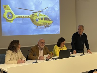 Responsables del SEM han explicat als alcaldes i regidors la situació de l'helicòpter medicalitzat amb base a Tremp (Foto: ACN/Marta Lluvich)
