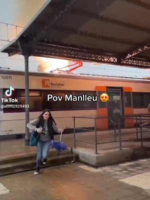Explosió i incendi en una catenària a la línia de tren Barcelona-Puigcerdà, aquest dimarts a Manlleu (Imatge: @offfff2929493) 