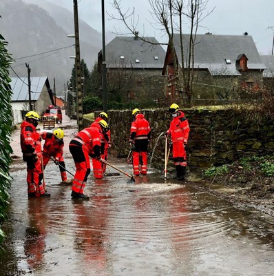 Un carrer de Les, inundat per la crescuda del riu Garona (Foto: Pompièrs d'Aran)