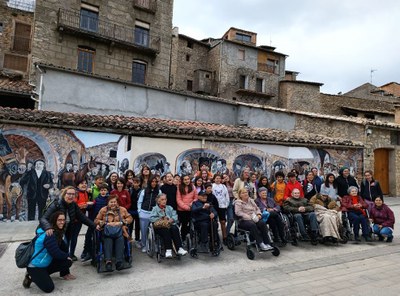 Alumnes de l'Escola Albert Vives i gent gran de la Seu, a l'estada conjunta a Salàs de Pallars (Foto: Escola Mn. Albert Vives)