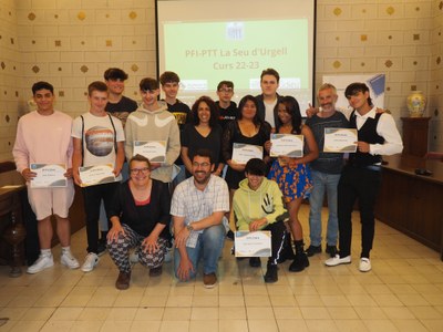 Acte de lliurament de diplomes del curs del PFI-PTT d'auxiliar forestal a la Seu d'Urgell