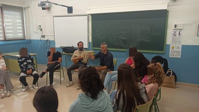 El grup Xiula, a l'activitat de prevenció de l'assetjament escolar en una aula de l'Institut Joan Brudieu