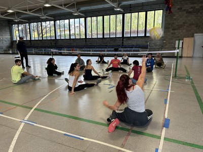 Estudiants d'INEFC practiquen el vòlei adaptat, a la Pista Polivalent de la Seu d'Urgell
