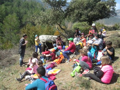 Alumnes d'Organyà en la sortida als dòlmens de la Vall de Cabó (Foto: Servei Educatiu Alt Urgell-Cerdanya)