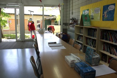 Preparació de l'Escola Alfons I de Puigcerdà per tramitar les preinscripcions (Foto: ACN)