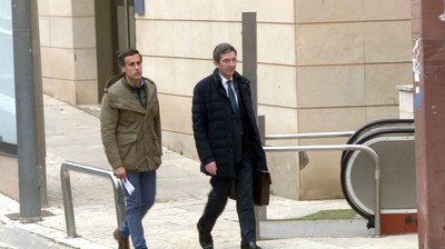 Álvaro Ruiz-Mateos (esquerra), a la sortida dels Jutjats de Lleida (Foto: ACN)