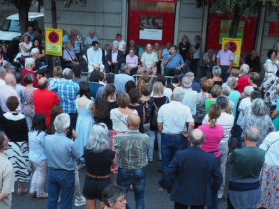 Acte d'homenatge a Maria Dolors Siscart per part d'Amics de la Sardana, a la plaça de Catalunya de la Seu d'Urgell