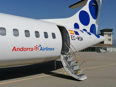 Un avió amb el logotip d'Andorra Airlines, a l'aeroport de la Seu (Foto: TES)