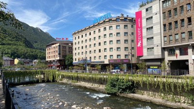 Establiments hotelers a Andorra la Vella, a tocar del riu Valira (Foto: ACN)