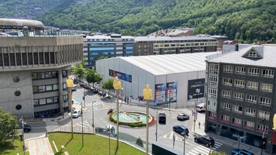 Panoràmica de l'espai cobert que acull aquest estiu les representacions del Cirque du Soleil, al costat de l'edifici del Govern d'Andorra (Foto: ACN)