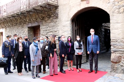 Els reis d'Espanya amb el cap de govern d'Andorra a l'entrada de la Casa Museu d'Areny Plandolit (Foto: ACN)
