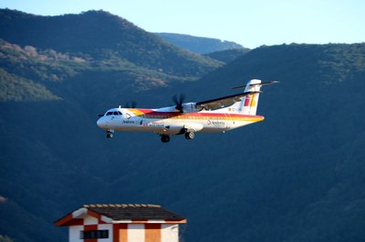 Avió sobre l'Aeroport d'Andorra-La Seu d'Urgell (Foto d'arxiu/ACN)