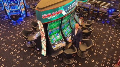 Ivan Armengod, director d'Unnic, mostra el nou casino just abans de la inauguració (Foto: ACN)