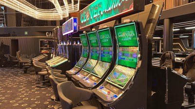Les màquines del nou casino Unnic, a Andorra la Vella, a punt per a la inauguració (Foto: ACN)