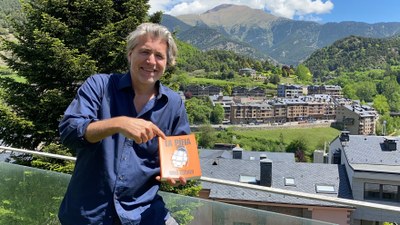 Greg Coonen, a la Massana, amb un exemplar del seu llibre 'La pífia' (Foto: ACN)