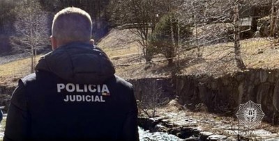 Un agent de la policia judicial d'Andorra al riu d'Arinsal (Foto: Policia d'Andorra)