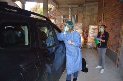 Professionals sanitaris recollint les mostres de les proves que detecten la COVID-19 (Foto: SAAS)
