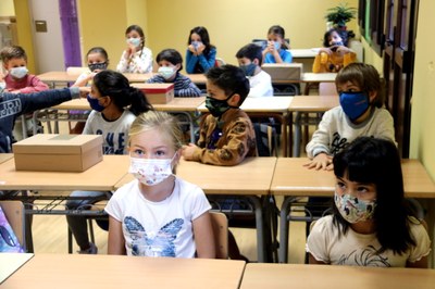 Una aula amb tots els alumnes amb mascareta a l'escola de Salardú, a la Val d'Aran (Foto d'arxiu/ACN)