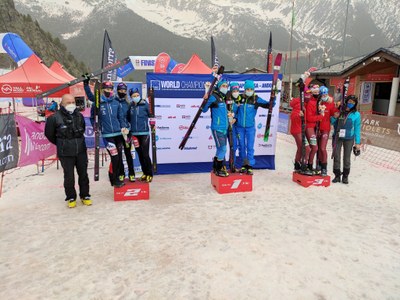Cerimònia de premis de la cursa de relleus femenina als Mundials 2021 d'esquí de muntanya (@ComapedrosaWC)