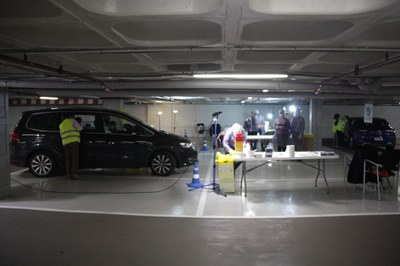 Diversos vehicles aturats en un dels punts on es duen a terme tests d'anticossos de la COVID-19 a Andorra (Foto: ACN)