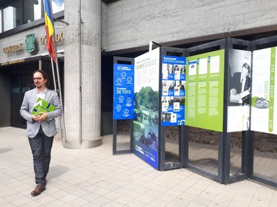 El secretari d'Estat andorrà d'Afers Europeus, Landry Riba, davant els plafons que commemoren els 30 anys de l'acord duaner entre Andorra i la Unió Europea (Foto: ANA)